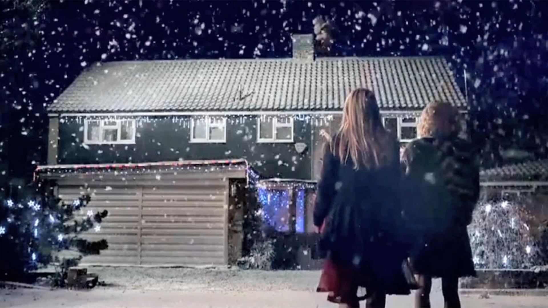 Holly & Fearne take on Santa